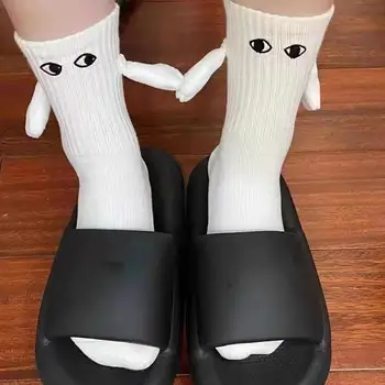 Соединяющие пару носков с магнитными забавными глазками, пару носков, держащихся за руки, милые носки средней длины для женщин и мужчин