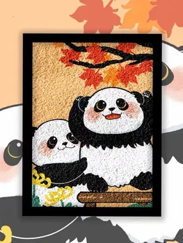 Милая панда, раскрашенная красочной краской масляной краской, раскрашенная масляным цветом и красочной и простой детской рукой с цветной росписью